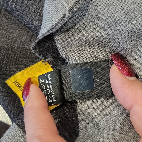 Authentic Fendi wool scarf - Picture 9 of 10